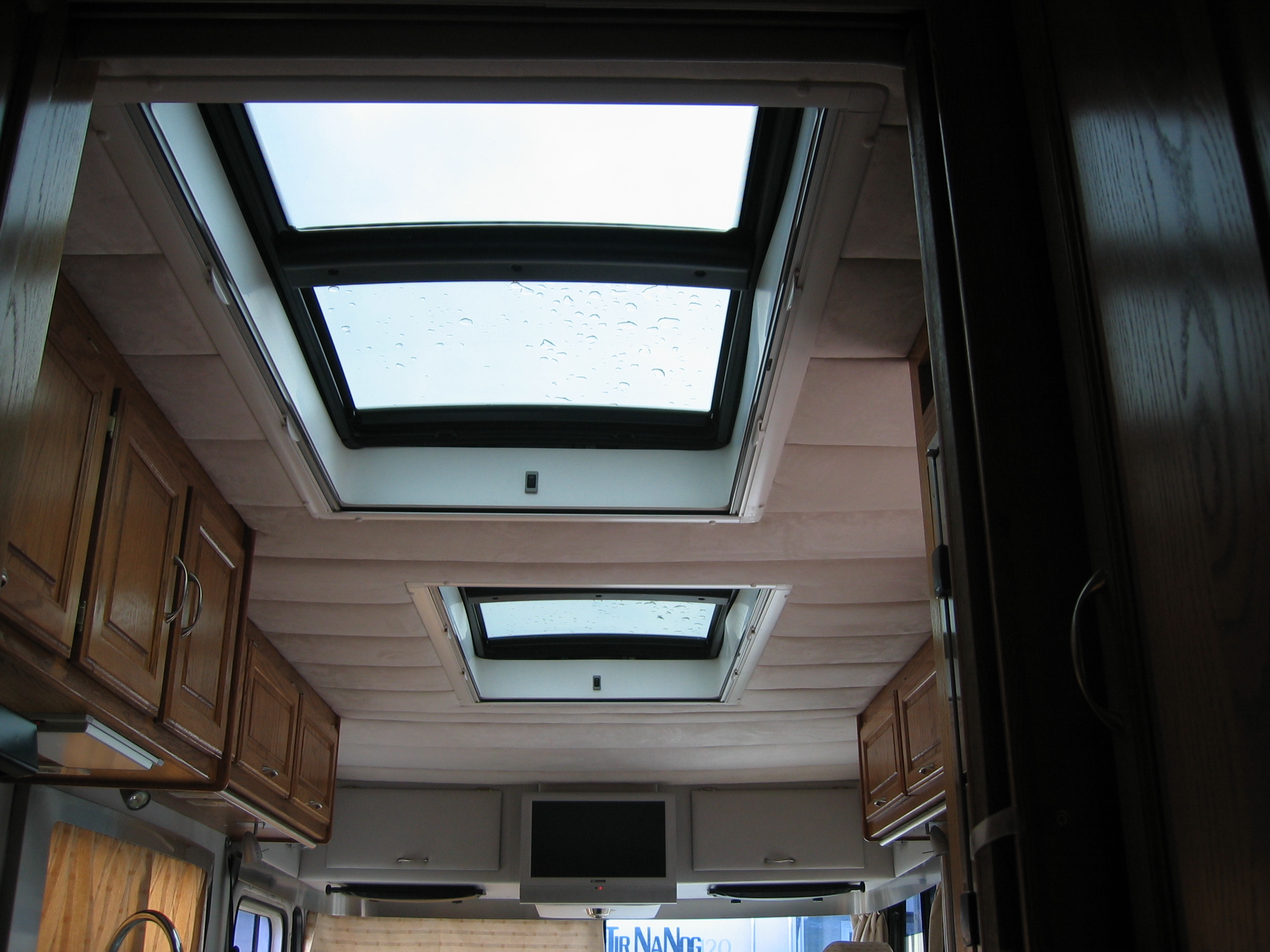 Arredamenti interni per camper : arredamenti bar minimal ... Camper moquette